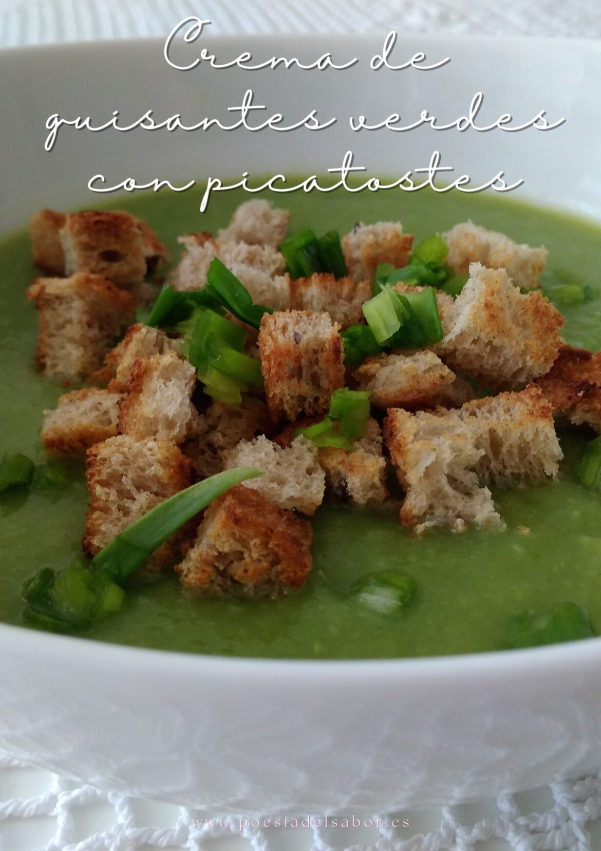 Crema de guisantes verdes con picatostes